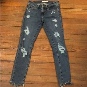 Distressed Levi jeans 711